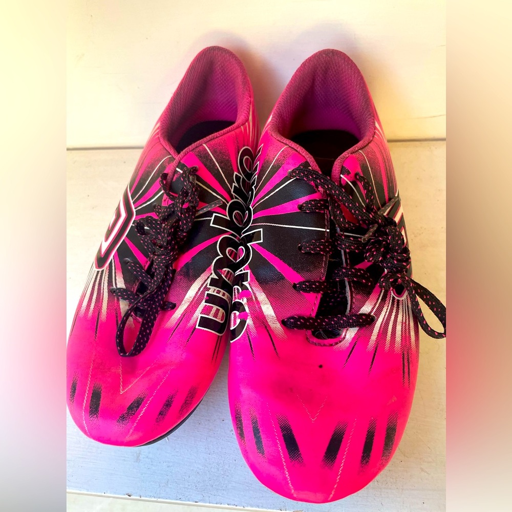 Umbro soccer cleats. Size 1. Pink and black.